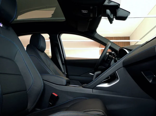 Schwarze Lederbezogene Vordersitze Mit Blauer Fadennaht Luxuriösen Fahrzeuginnenraum — Stockfoto