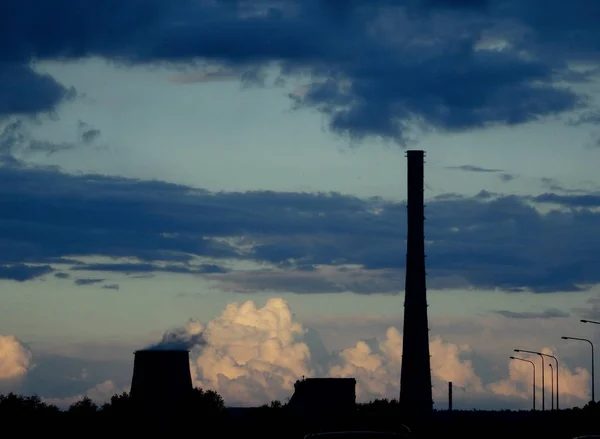 Skorsten Och Kylning Torn Värmekraftverk Molnig Himmel — Stockfoto