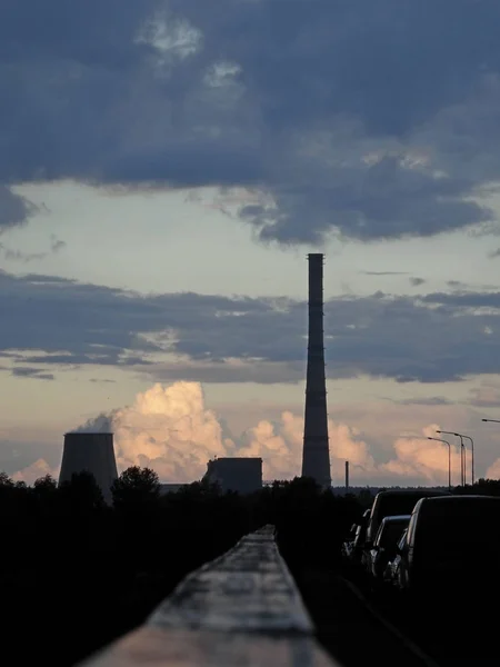 Smokestack Torre Resfriamento Usina Borda Cidade — Fotografia de Stock