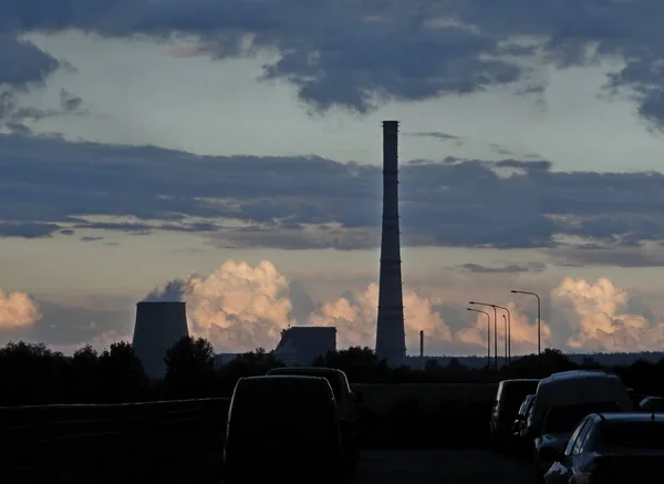 Komin Wieży Chłodniczej Elektrowni Cieplnej Przedmieściach Miasta — Zdjęcie stockowe