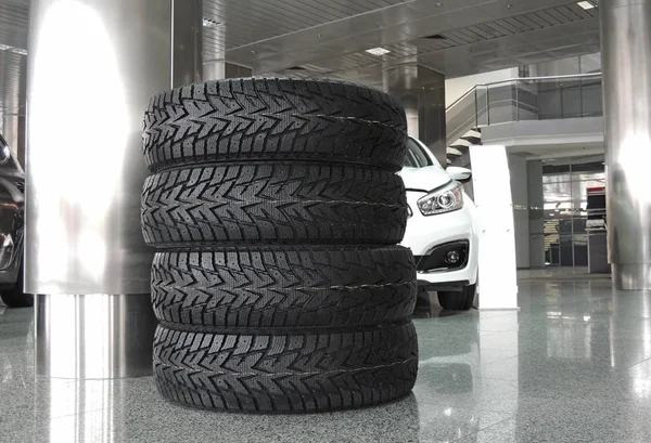 자동차 서비스 워크숍에서 바닥에 타이어 — 스톡 사진