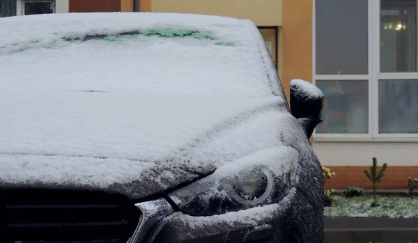 Snö Den Främre Delen Bilen Med Vikta Ytterbackspeglar — Stockfoto