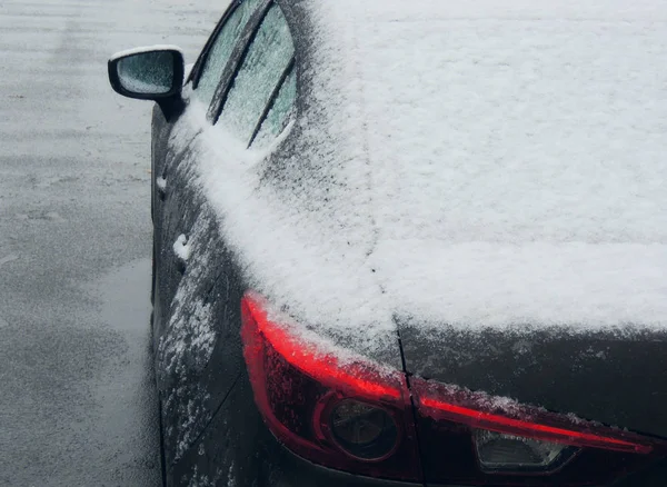 Снег Лед Задней Части Автомобиля Мокром Асфальте — стоковое фото