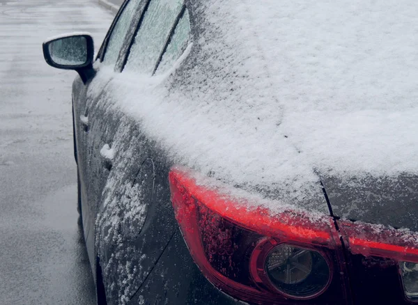Передние Фары Серого Автомобиля Покрыты Снегом Льдом — стоковое фото