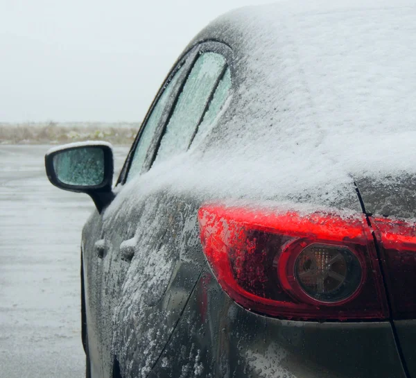 Снег Покрывает Задние Фонари Автомобиля Замерзшей Дороге — стоковое фото