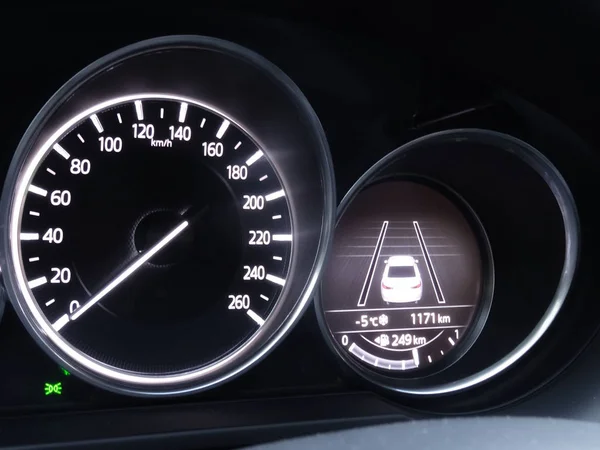 Hız Göstergesi Görüntü Etkin Çarpışma Önleme Araba Gösterge Paneli Üzerinde — Stok fotoğraf