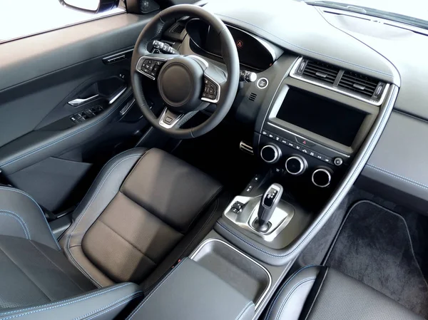 Mavi dikişli siyah deri koltuklar ve araba iç kol dayama 