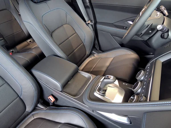 Bblack alcantara üstten görünüm ön koltuklar mavi iplik dikiş araba iç ile kesilmiş 