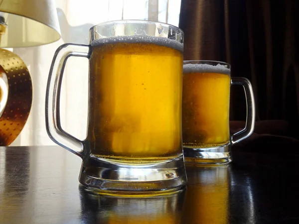 Duas Canecas Cheias Cerveja Leve Rascunho Detalhado — Fotografia de Stock