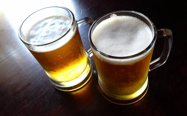Duas Canecas Cerveja Artesanal Leve Pub Desk Ponto Vista Superior — Fotografia de Stock