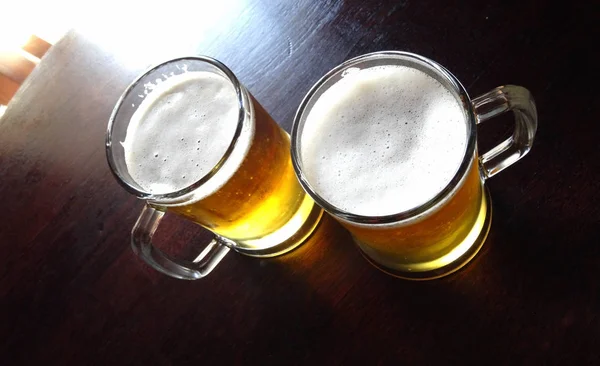 Espuma Dois Copos Cheios Cerveja Fria Vista Superior Mesa Bar — Fotografia de Stock