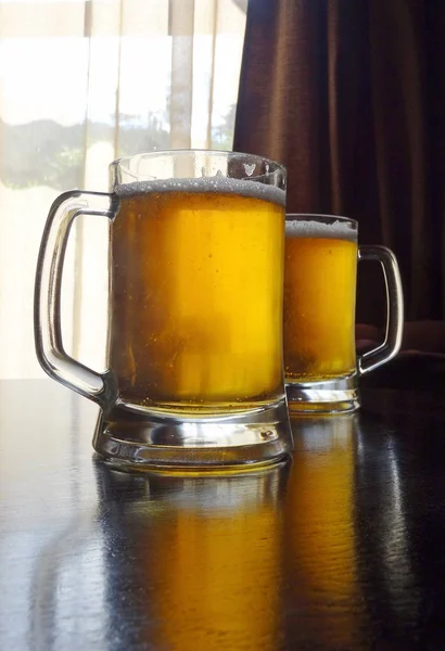 Duas Xícaras Completas Cerveja Fria Mesa Madeira Bar — Fotografia de Stock