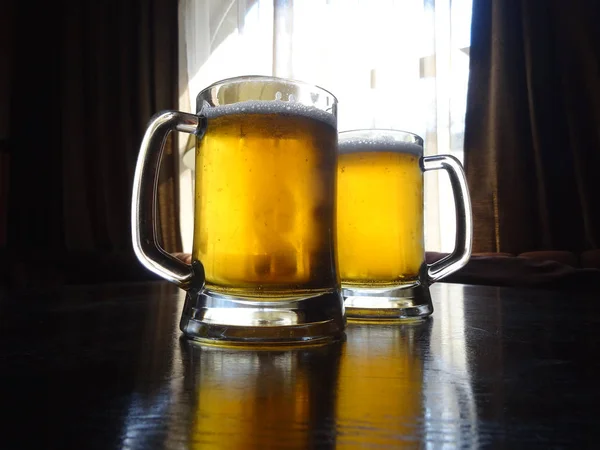 Espuma Nos Copos Cheios Cerveja Gelada Clássica Detalhada — Fotografia de Stock