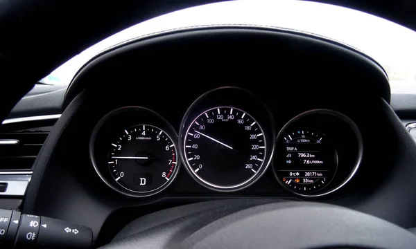 Glödande Dashboard Visar Motorvarvtal Och Hastighet Inuti Ett Fordon Rörelse — Stockfoto