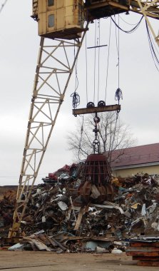 Kapmak vinç makine paslı Metal hurda Scrapyard üzerinde yükleme 