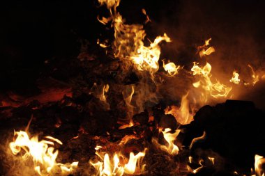 Sıralanmamış çöp atık kullanımı yangın alev makroda vurdu