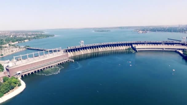 Luchtfoto Video Van Water Dumping Uit Waterkracht Dam Reservoir — Stockvideo