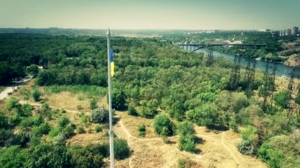 Légi Videó Zászló Ukrajna Hízeleg Zászlórúd Felett Dnipro River — Stock videók