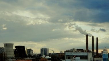 Kasabanın sınırında Atık Kullanım Tesisi Panoraması