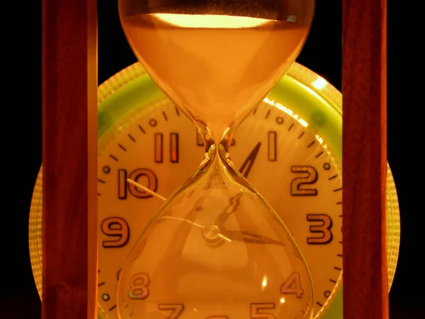 目覚まし時計の上の砂時計の閉鎖 — ストック写真