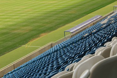 Boş koltuklar ve spor stadyumundaki tribünler