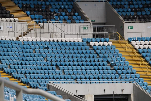 体育场看台上一排排空荡荡的塑料座位 — 图库照片
