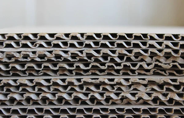 Kahverengi korumalı çarşaflar bir rafa sıkıca istiflenmiş.