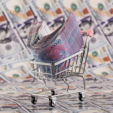 10.000 Kazakistan banknotuyla 100 ABD Doları 'nın arka planı karşı karşıya