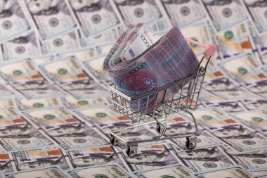 10.000 Kazakistan banknotuyla 100 ABD Doları 'nın arka planı karşı karşıya