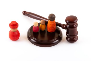 Bir yargıcın tokmağıyla ilgili kavramsal bir hikaye ve iki çocuklu bir ailenin sembolik figürleri.