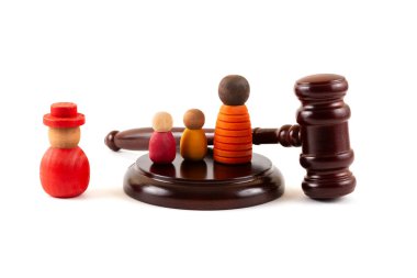 Bir yargıcın tokmağıyla ilgili kavramsal bir hikaye ve iki çocuklu bir ailenin sembolik figürleri.