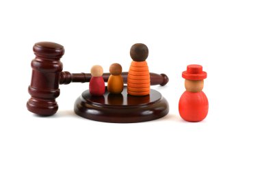 Bir yargıcın tokmağıyla ilgili kavramsal bir hikaye ve iki çocuklu bir ailenin sembolik figürleri.