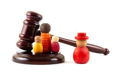 Bir yargıcın tokmağıyla ilgili kavramsal bir hikaye ve iki çocuklu bir ailenin sembolik figürleri.