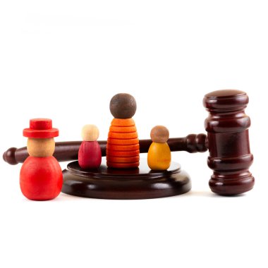 Bir yargıcın tokmağıyla ilgili kavramsal bir hikaye ve iki çocuklu bir ailenin sembolik figürleri.