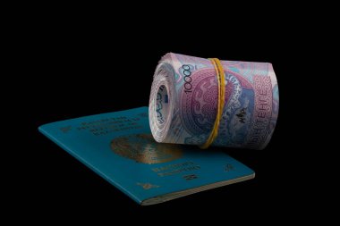 Kazakistan Cumhuriyeti vatandaşı pasaportu ve 10,000 Kazakistan parası.