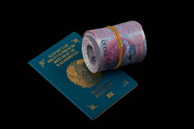 Kazakistan Cumhuriyeti vatandaşı pasaportu ve 10,000 Kazakistan parası.