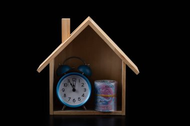 10,000 Kazakistanlı banknot ve siyah arka planda sembolik ahşap bir ev.