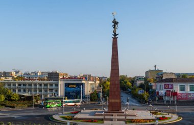 Şymkent, Kazakistan, 10.10.2021. Güney Kazakistan 'daki büyük Kazak kenti Şymkent' teki Bağımsızlık Anıtı