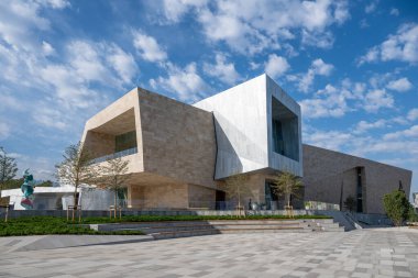  Yeni çağdaş sanat müzesi bir sonbahar gününde Kazak şehri Almaty 'nin iş bölgesinde.