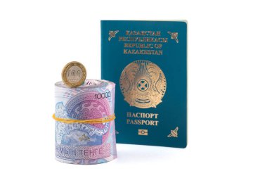 Kazakistan Cumhuriyeti vatandaşı pasaportu ve 10,000 Kazakistan parası.