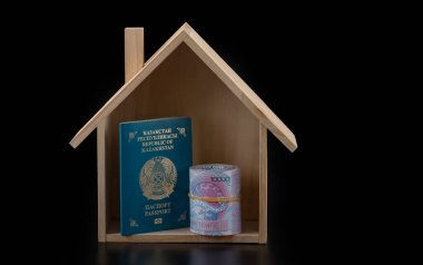 Kazakistan Cumhuriyeti vatandaşı pasaportu ve 10,000 Kazakistan parası.