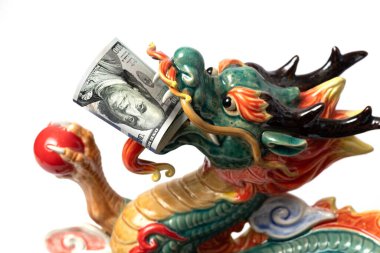 Geleneksel bir Çin ejderhasının ağzına 100 dolar.