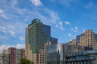 Kazakistan, Almaty 'nin merkezindeki yüksek binalar.