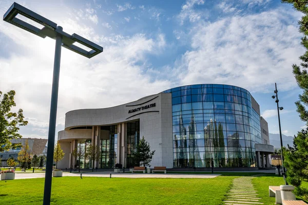 Sıcak bir sonbahar sabahı Kazak şehri Almaty 'nin iş bölgesindeki yeni Almaty Tiyatrosu binası.