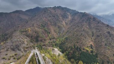 Kazakistan 'ın Almaty kentindeki Medeu buz stadyumunun yakınındaki çamur akıntısını koruyan barajın hava görüntüsü..