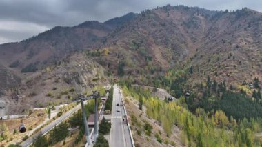 Kazakistan 'ın Almaty kentindeki Medeu buz stadyumunun yakınındaki çamur akıntısını koruyan barajın hava görüntüsü..
