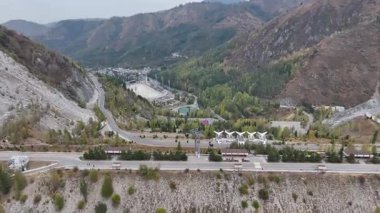 Kazakistan 'ın Almaty kentindeki Medeu buz stadyumunun yakınındaki çamur akıntısını koruyan barajın hava görüntüsü..