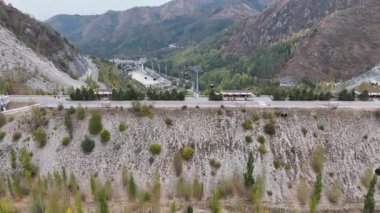 Kazakistan 'ın Almaty kentindeki Medeu buz stadyumunun yakınındaki çamur akıntısını koruyan barajın hava görüntüsü..