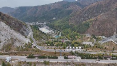 Kazakistan 'ın Almaty kentindeki Medeu buz stadyumunun yakınındaki çamur akıntısını koruyan barajın hava görüntüsü..