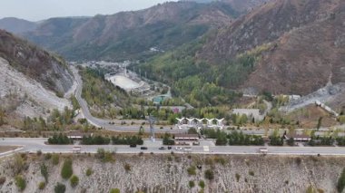 Kazakistan 'ın Almaty kentindeki Medeu buz stadyumunun yakınındaki çamur akıntısını koruyan barajın hava görüntüsü..